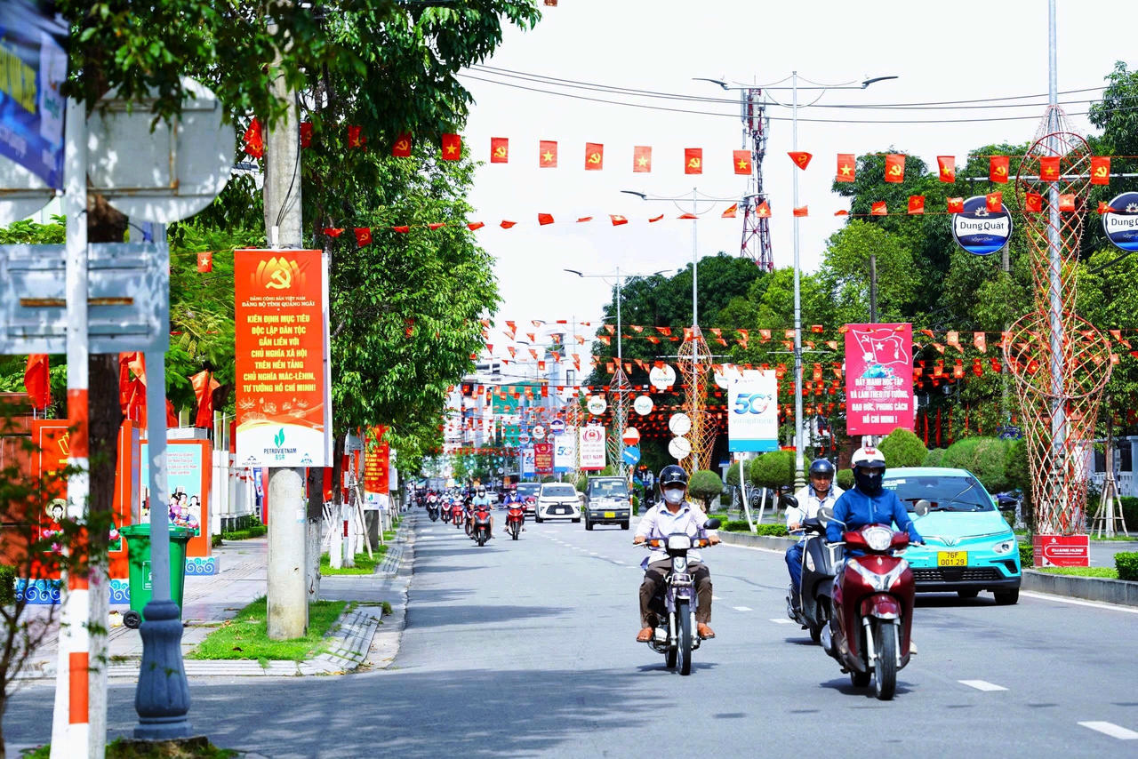 Đường phố Quảng Ngãi rực rỡ cờ hoa chào mừng Đại hội đại biểu Đảng bộ tỉnh Quảng Ngãi lần thứ I.