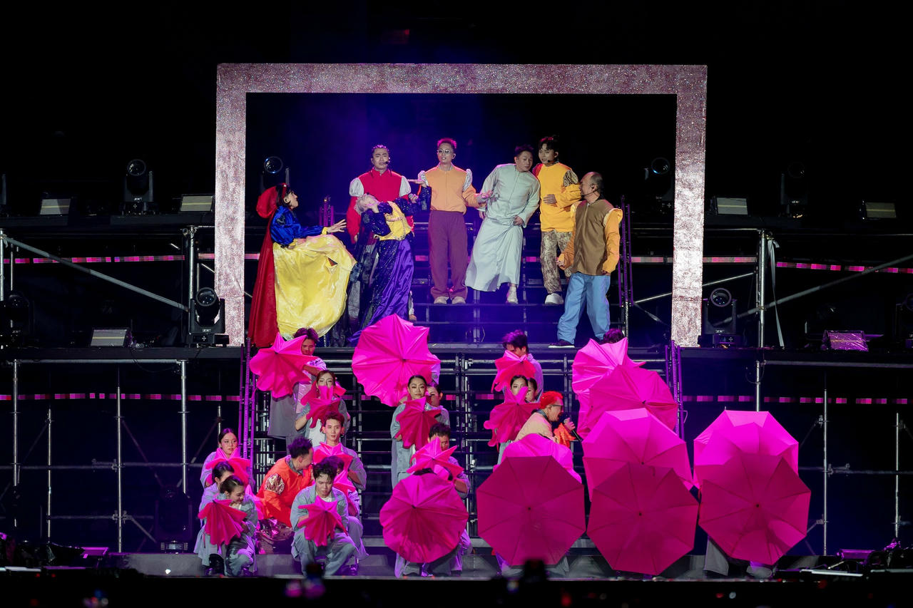 Nhà trẻ cùng tông màu hồng neon nổi bật trở lại với concert với sân khấu “Đi đu đưa đi” phiên bản ballad trữ tình.