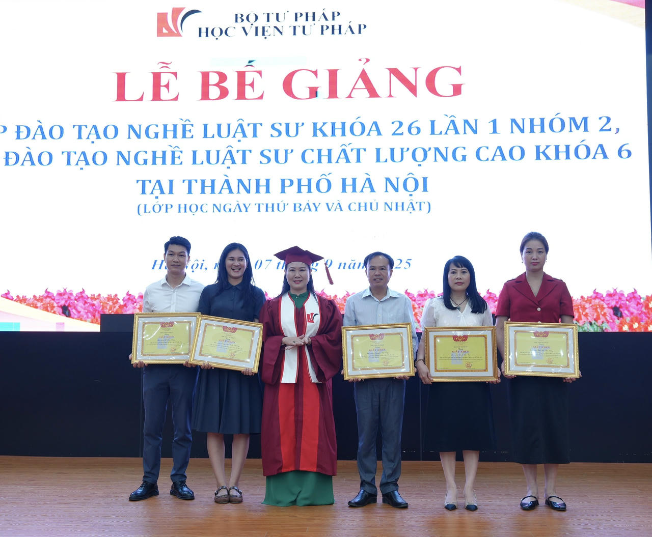 PGS.TS Nguyễn Minh Hằng trao tặng Giấy khen cho học viên có thành tích trong phong trào xây dựng trường lớp.