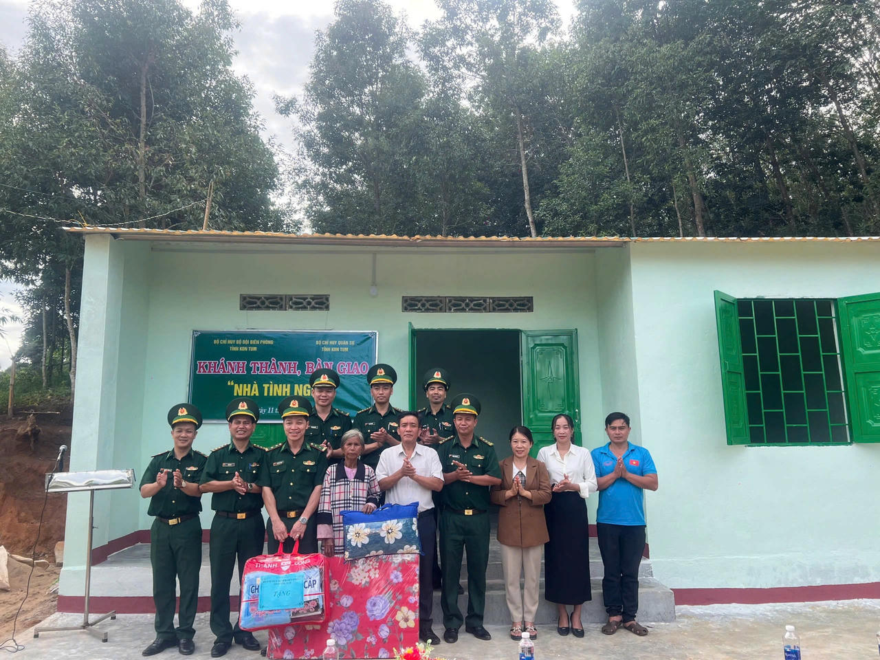 Bộ đội Biên phòng cửa khẩu Quốc tế Bờ Y phối hợp cùng chính quyền địa phương bàn giao “Nhà tình nghĩa” cho hộ dân có hoàn cảnh khó khăn tại vùng biên giới, góp phần củng cố “thế trận lòng dân” trong phòng, chống tội phạm.