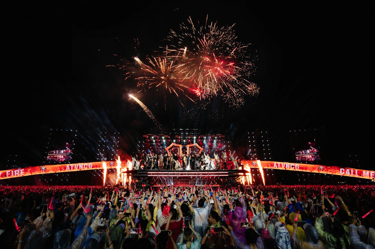 Pháo hoa vụt sáng trên bầu trời concert