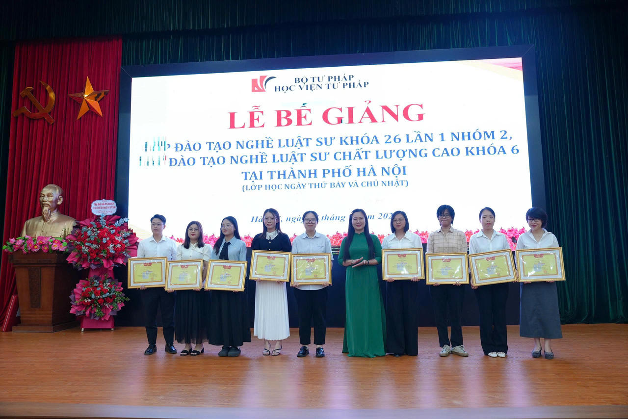 PGS.TS Nguyễn Minh Hằng trao Giấy khen cho các học viên có thành tích trong học tập