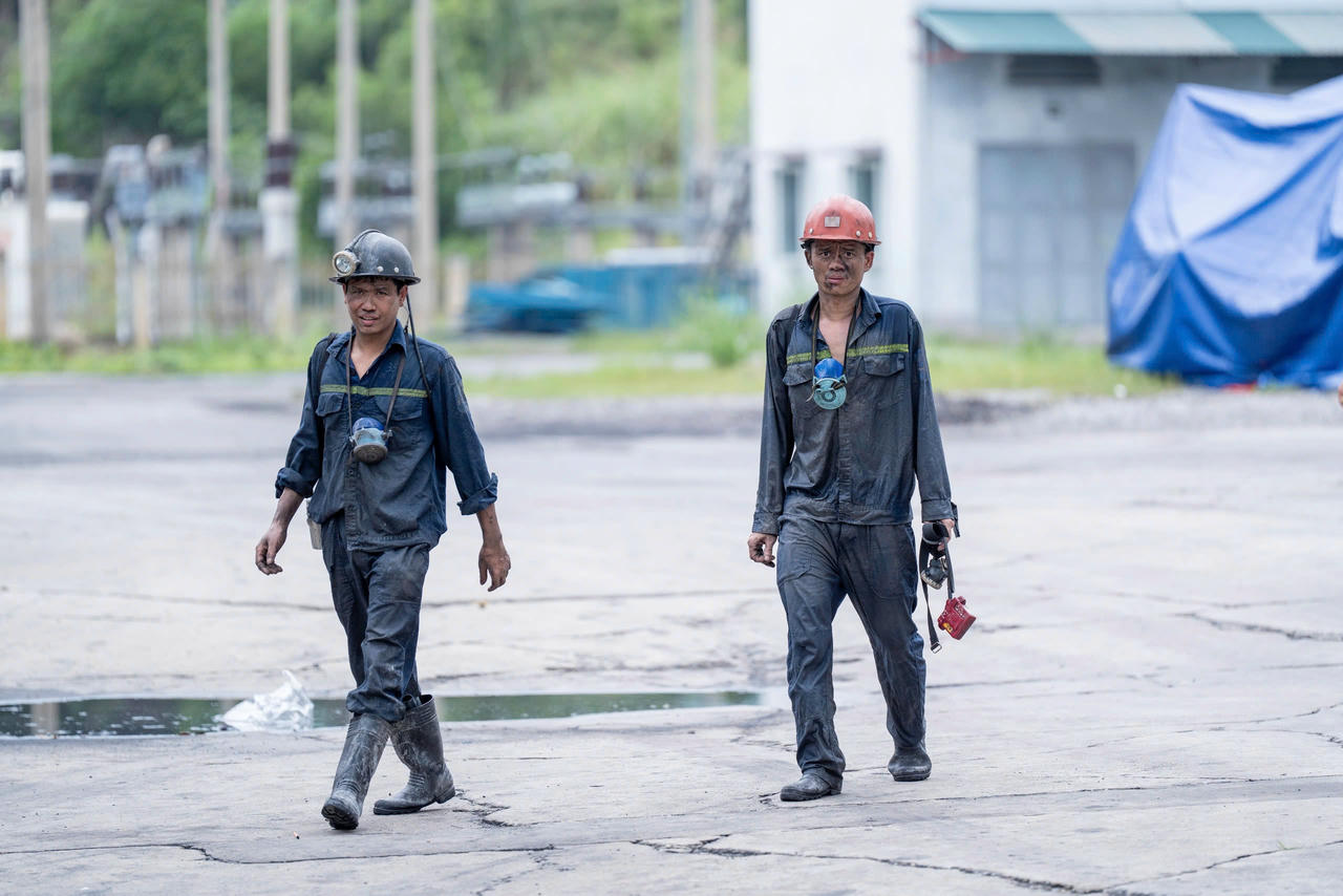 Thợ mỏ ngày đêm bám lò trong môi trường lao động khắc nghiệt ở độ sâu hàng trăm mét dưới lòng đất.