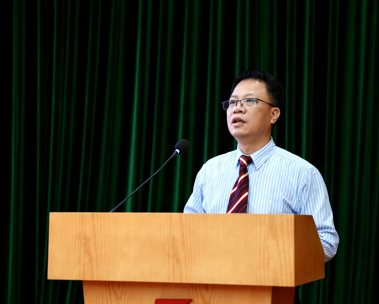 Trưởng phòng Đào tạo và Công tác học viên Trần Minh Tiến phát biểu.