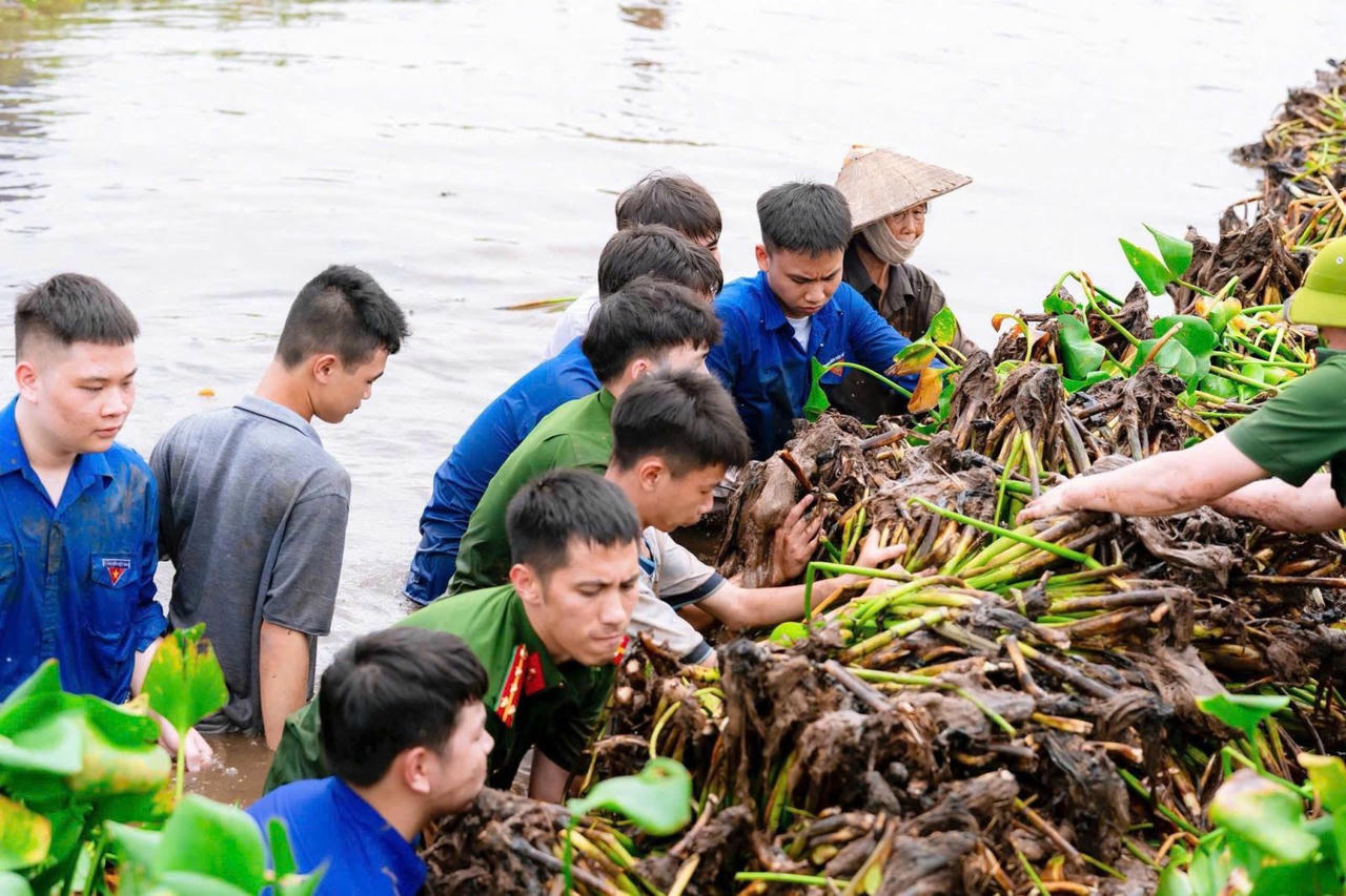 Tuổi trẻ Công an tỉnh Hưng yên phát động phong trào tình nguyện vì môi trường xanh sạch đẹp.