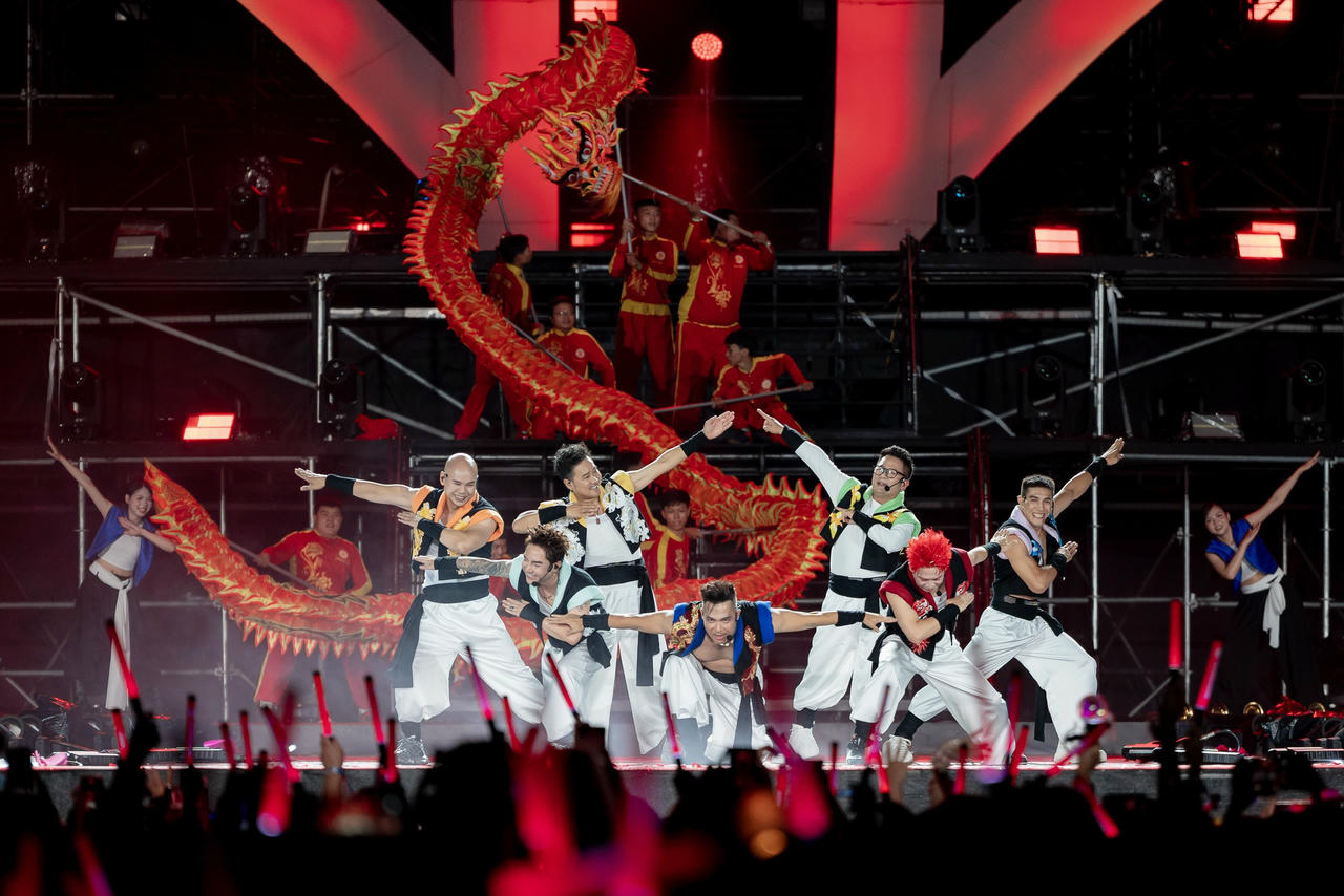 Liên khúc nhạc thiếu nhi được remix sôi động được biểu diễn bởi các anh tài U40 U50 đem lại một trải nghiệm ấn tượng hiếm sân khấu nào có được.