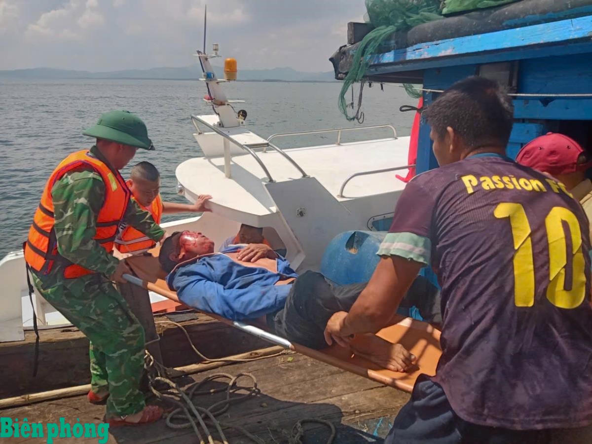 BĐBP tỉnh Nghệ An kịp thời cứu sống ngư dân bị tai nạn khi đang đánh bắt xa bờ