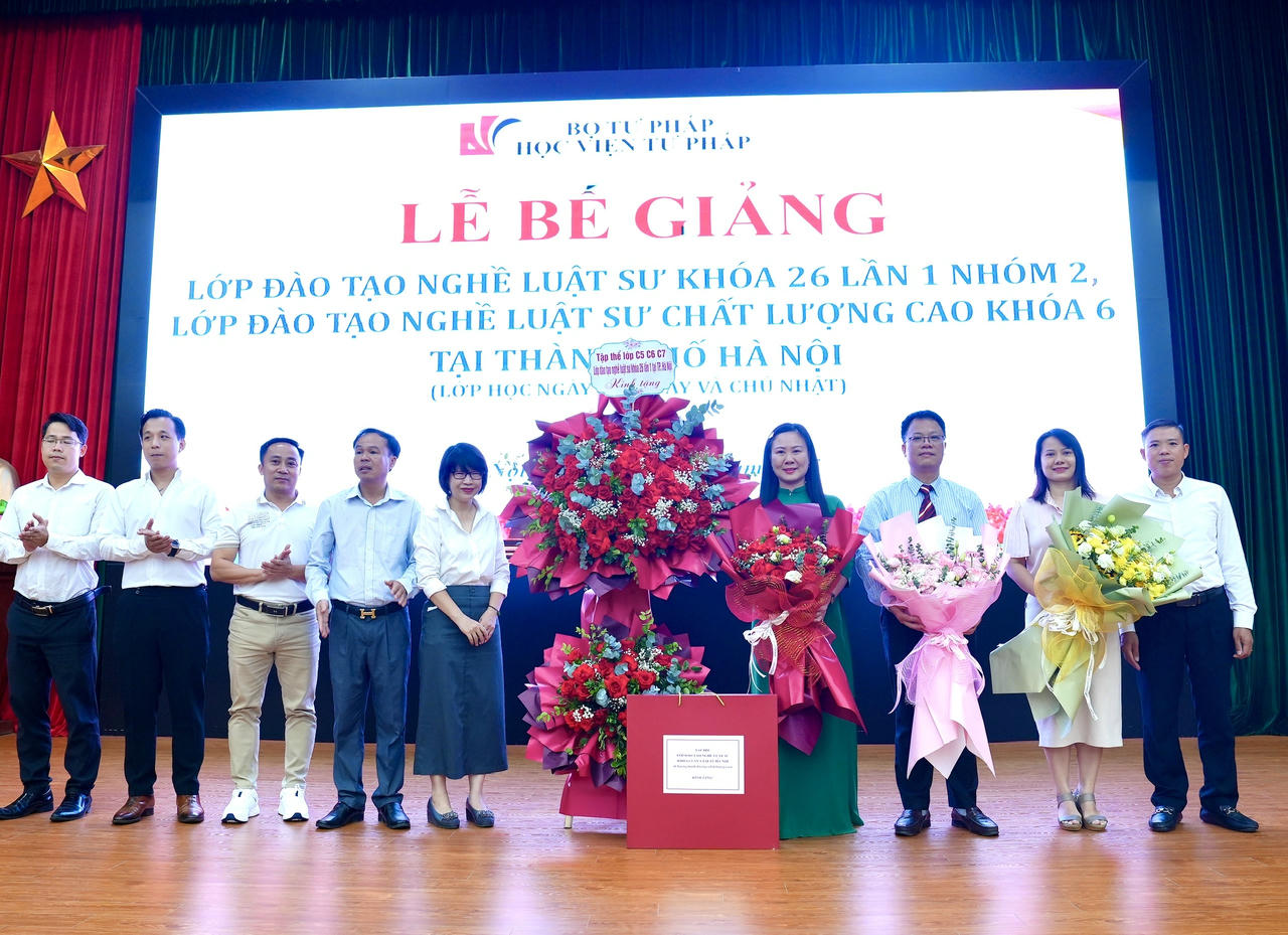 Ban Cán sự các lớp tri ân Học viện và các Thầy cô giáo