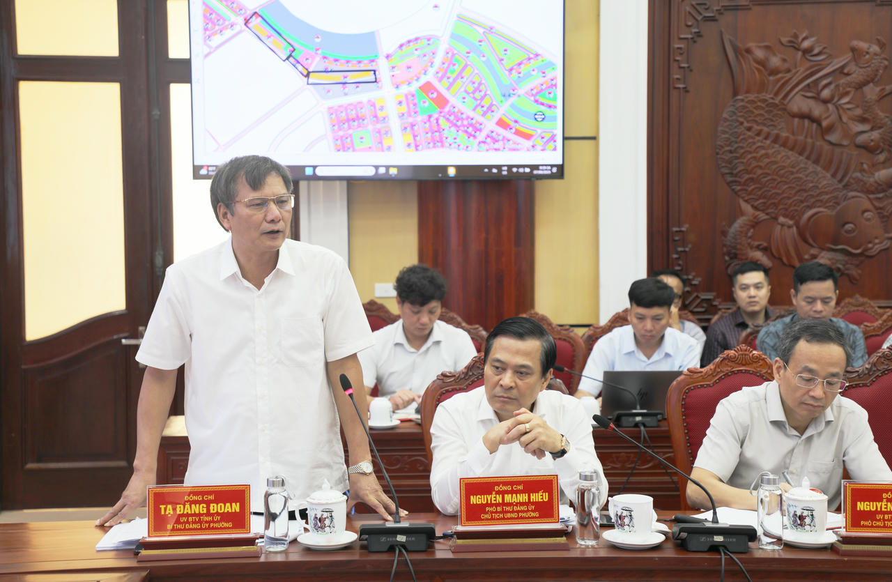 Bí thư Đảng ủy Phường Kinh Bắc Tạ Đăng Đoan báo cáo tại buổi làm việc.