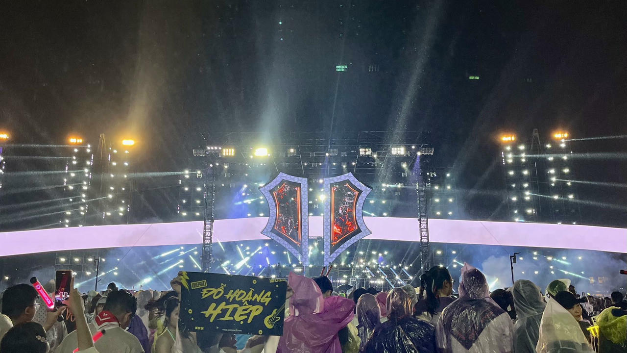 Không khí vẫn nóng hừng hực đợi chờ đến giờ diễn