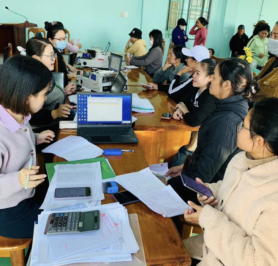 Cán bộ tín dụng NHCSXH Ayun Pa xuống tận thôn thực hiện giải ngân vốn kịp thời cho người dân.