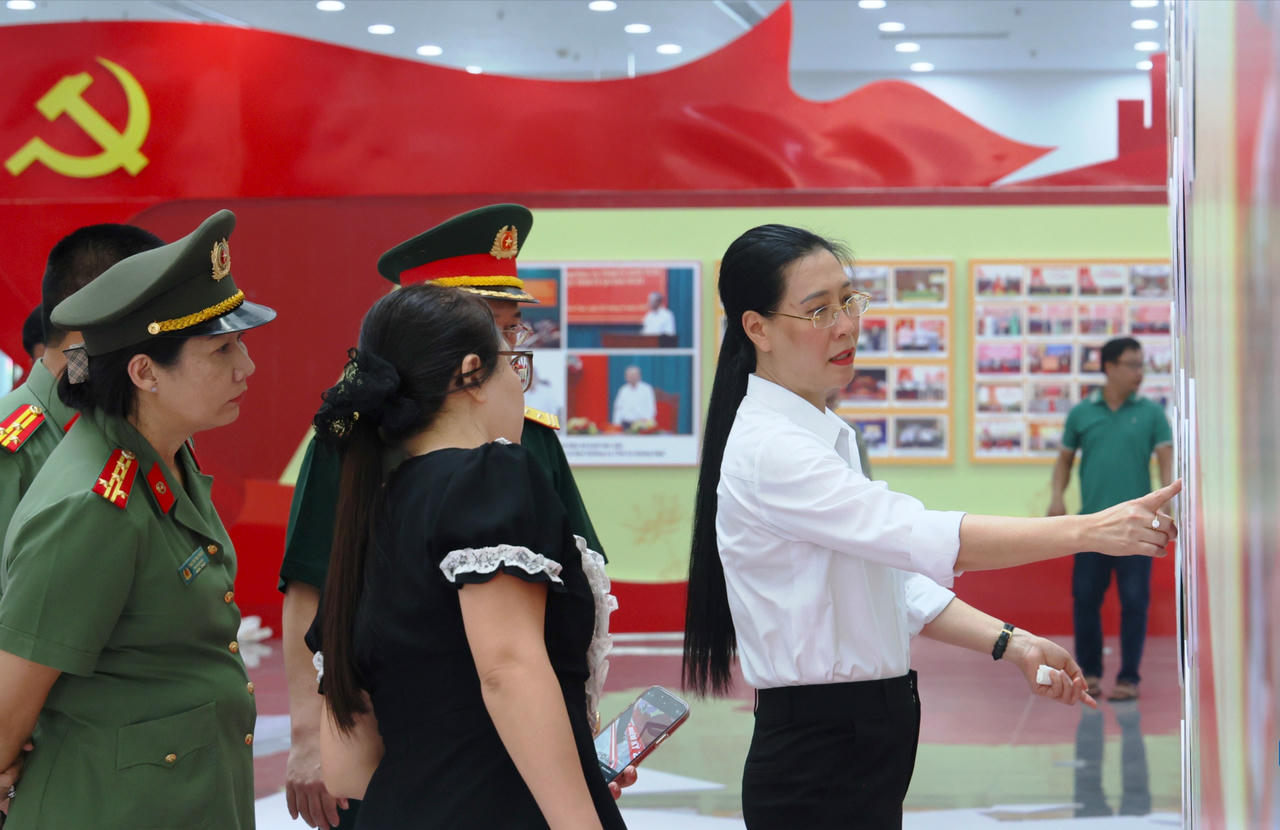 Bí thư Tỉnh ủy Quảng Ngãi Bùi Thị Quỳnh Vân kiểm tra công tác chuẩn bị trước Đại hội đại biểu Đảng bộ tỉnh Quảng Ngãi lần thứ I.