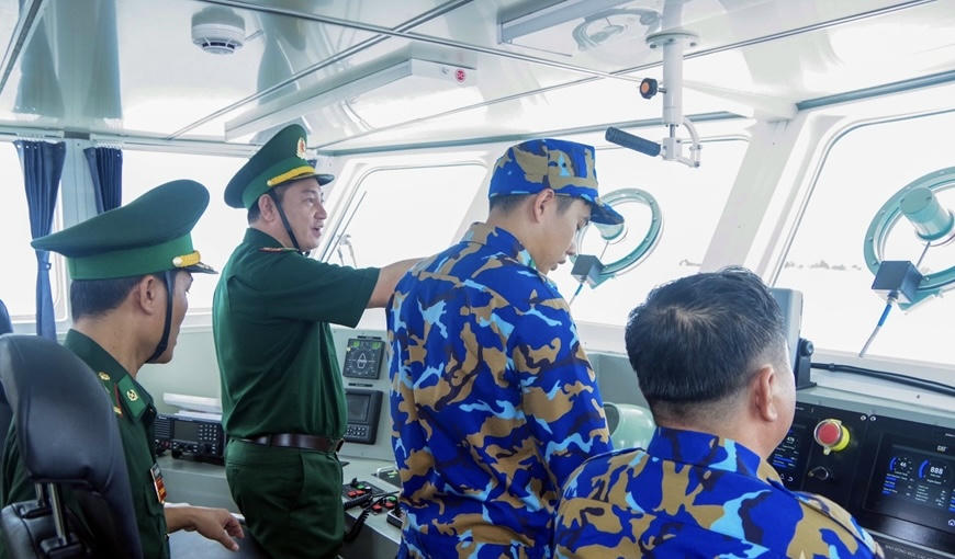 Đại tá Hoàng Minh Hùng, Chỉ huy trưởng Ban chỉ huy Bộ đội Biên phòng thành phố kiểm tra kíp trực của biên đội tàu cứu hộ.