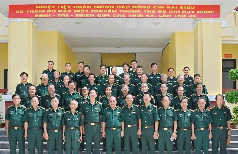  Các đại biểu chụp ảnh lưu niệm.