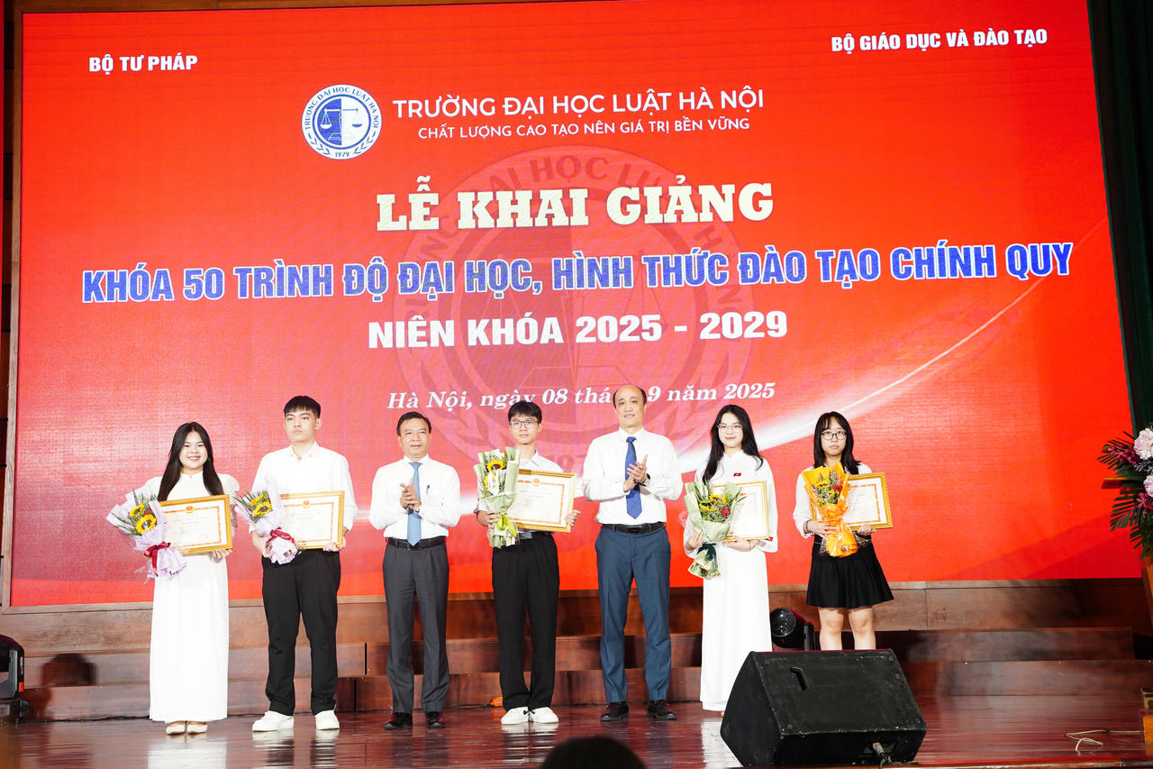 PGS.TS Tô Văn Hòa trao khen thưởng cho các thủ khoa.