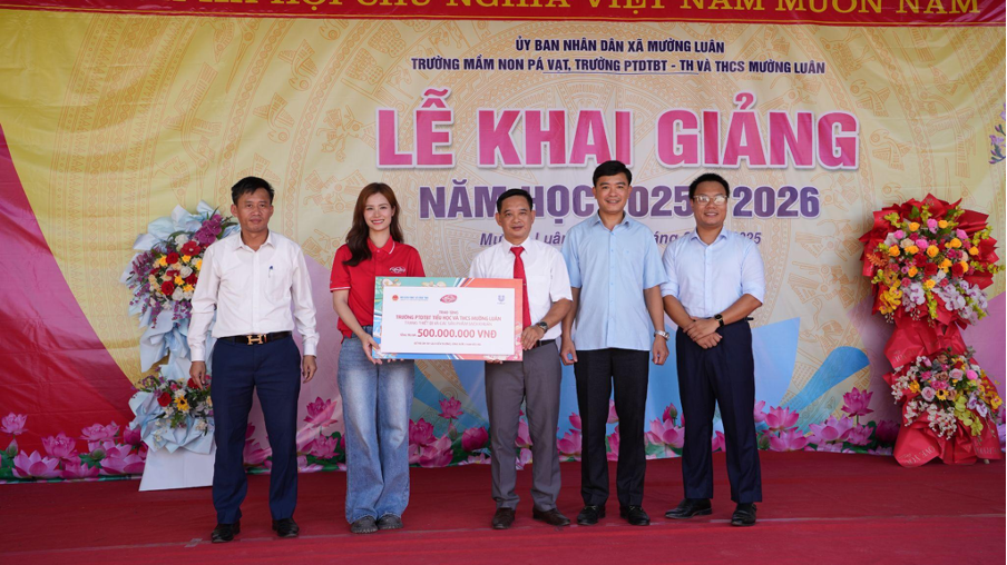 Đại sứ Lifebuoy - ca sĩ Đông Nhi cùng đại diện nhãn hàng đã trao tặng phần quà cho Trường PTDTBT Tiểu học và THCS Mường Luân.  