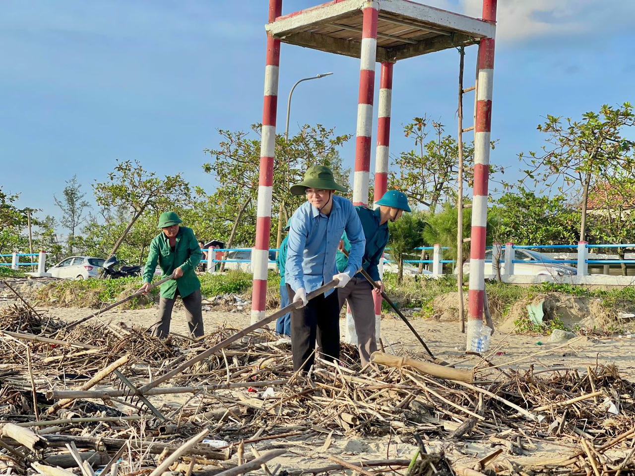 Ngày 7/9, tại xã ven biển Thạch Khê, tỉnh Hà Tĩnh, chính quyền địa phương đã huy động hơn 300 cán bộ, đoàn viên, hội viên các đoàn thể cùng người dân địa phương đồng loạt ra quân thu gom, xử lý rác trên bãi biển.