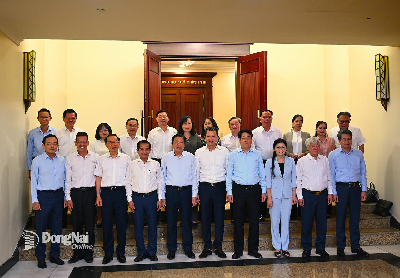 Chủ tịch nước Lương Cường, các đồng chí Ủy viên Bộ Chính trị, Ban Bí thư và Tổ công tác chụp hình cùng Ban Thường vụ Tỉnh ủy Đồng Nai. Ảnh: Trần Thể