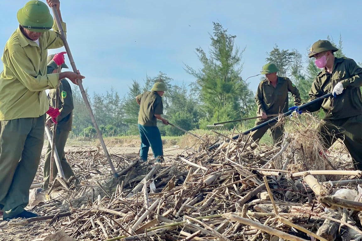 Sau bão, rác “bủa vây” bờ biển ở Hà Tĩnh