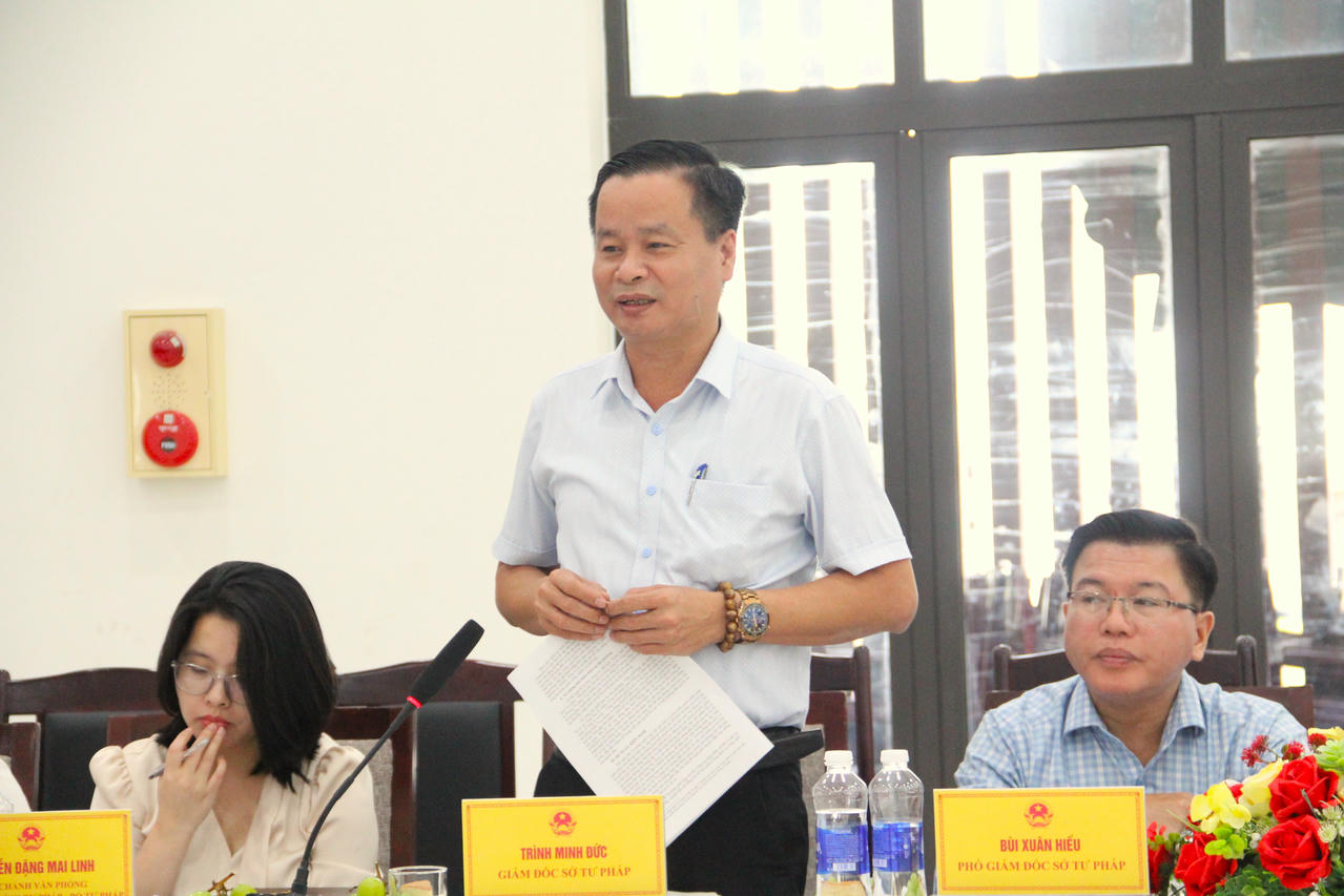 Giám đốc Sở Tư pháp Đà Nẵng Trình Minh Đức báo cáo với Đoàn công tác. 