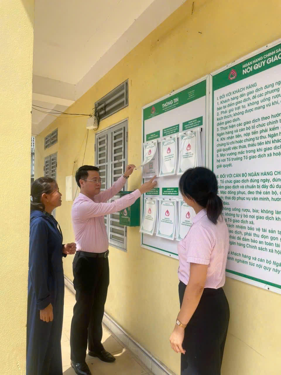 Phó Giám đốc NHCSXH tỉnh Phú Thọ thường xuyên kiểm tra hoạt động ở các điểm giao dịch.