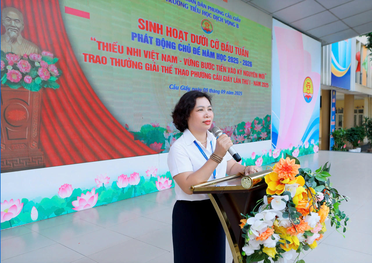 Nhà giáo Nguyễn Thanh Huyền – Bí thư Đảng bộ, Hiệu trưởng nhà trường phát biểu tại buổi lễ