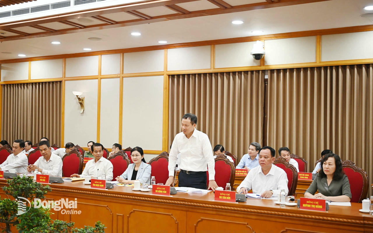 Bí thư Tỉnh ủy, Trưởng đoàn Đại biểu Quốc hội tỉnh Đồng Nai Vũ Hồng Văn báo cáo tại buổi làm việc. Ảnh: Trần Thể