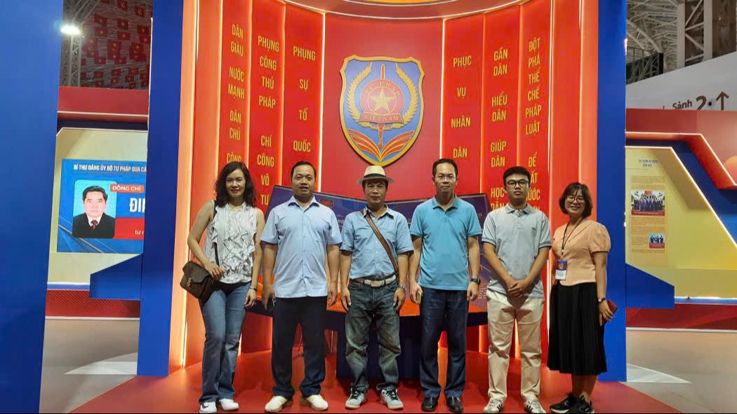 Triển lãm thành tựu Đất nước: Lãnh đạo một số địa phương tham quan không gian trưng bày của Bộ Tư pháp