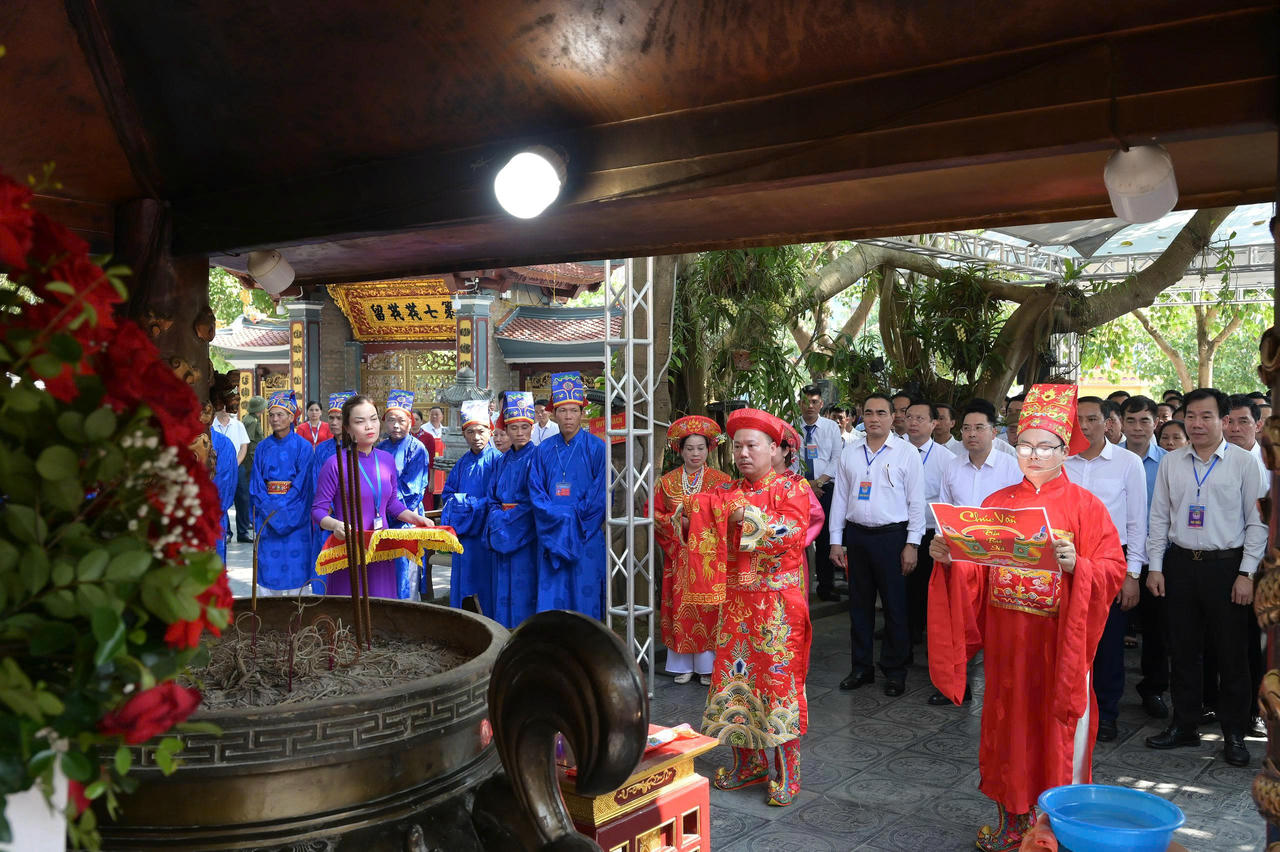 Các đại biểu và du khách tổ chức các nghi lễ, dâng hương tại di tích đền Bảo Hà.