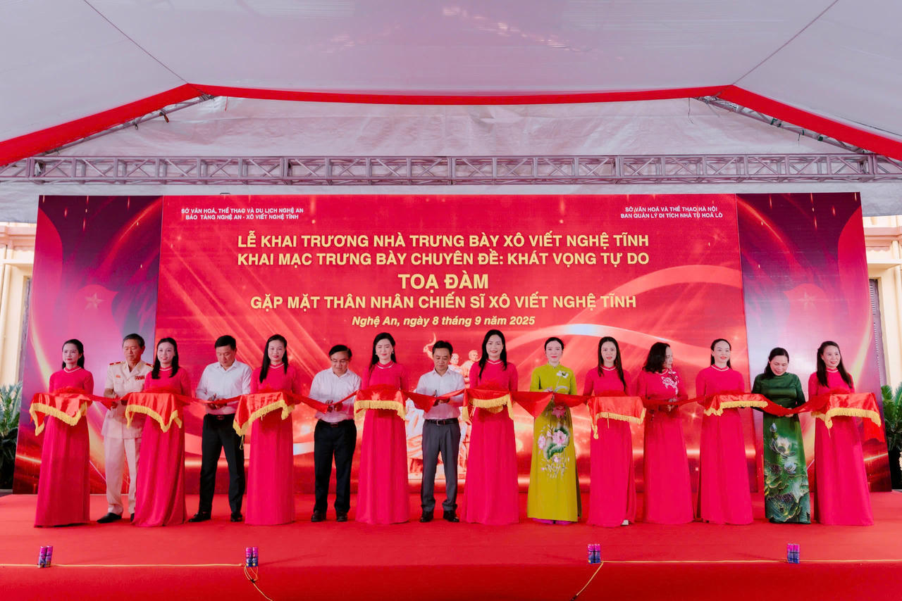 Các đại biểu cắt băng khai trương Nhà trưng bày Xô viết Nghệ Tĩnh.