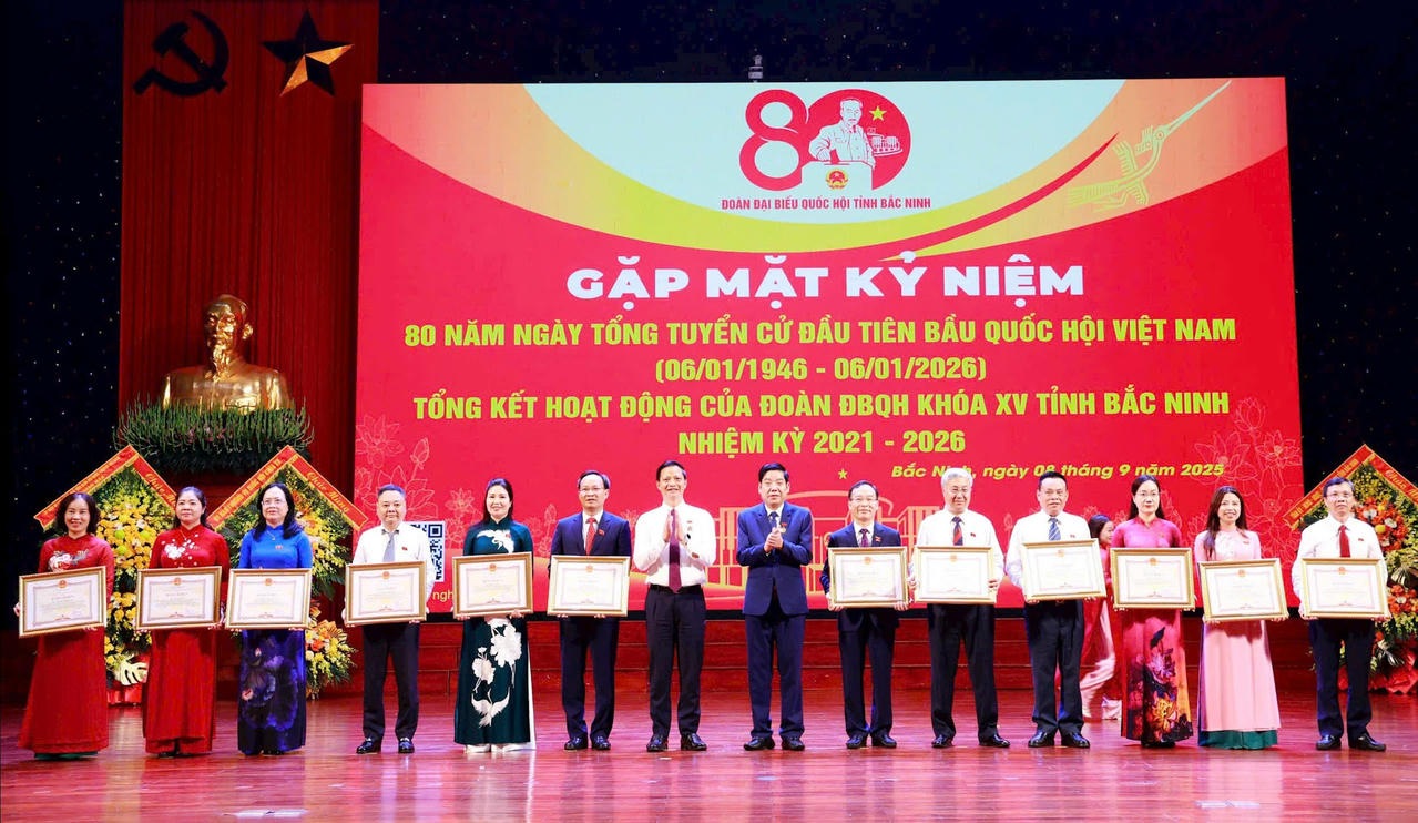 Chủ tịch UBND tỉnh Bắc Ninh Vương Quốc Tuấn trao tặng bằng khen cho các cá nhân có thành tích xuất sắc trong hoạt động của Đoàn ĐBQH Khoá XV tỉnh Bắc Ninh.