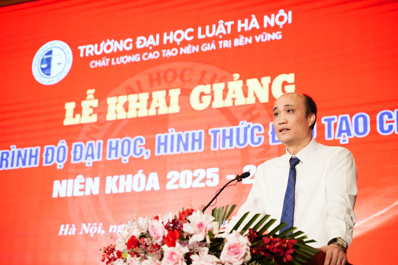 PGS.TS Tô Văn Hòa, Hiệu trưởng Trường ĐH Luật Hà Nội phát biểu tại buổi lễ.