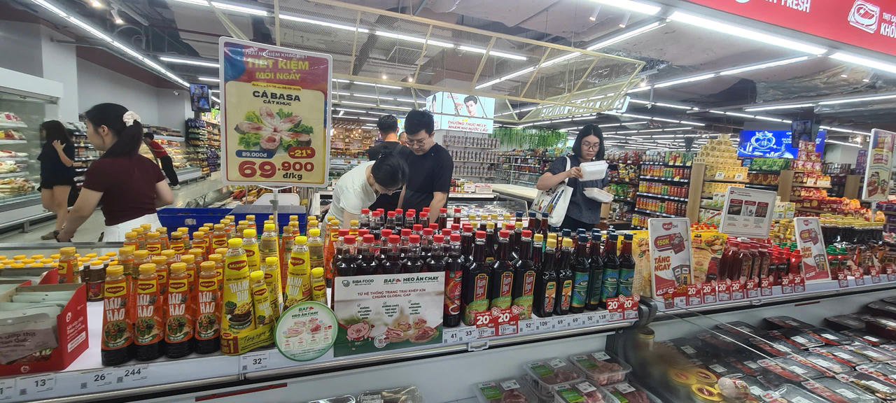 Nhiều mặt hàng được giảm giá sâu. (Ảnh: Minh Hữu)