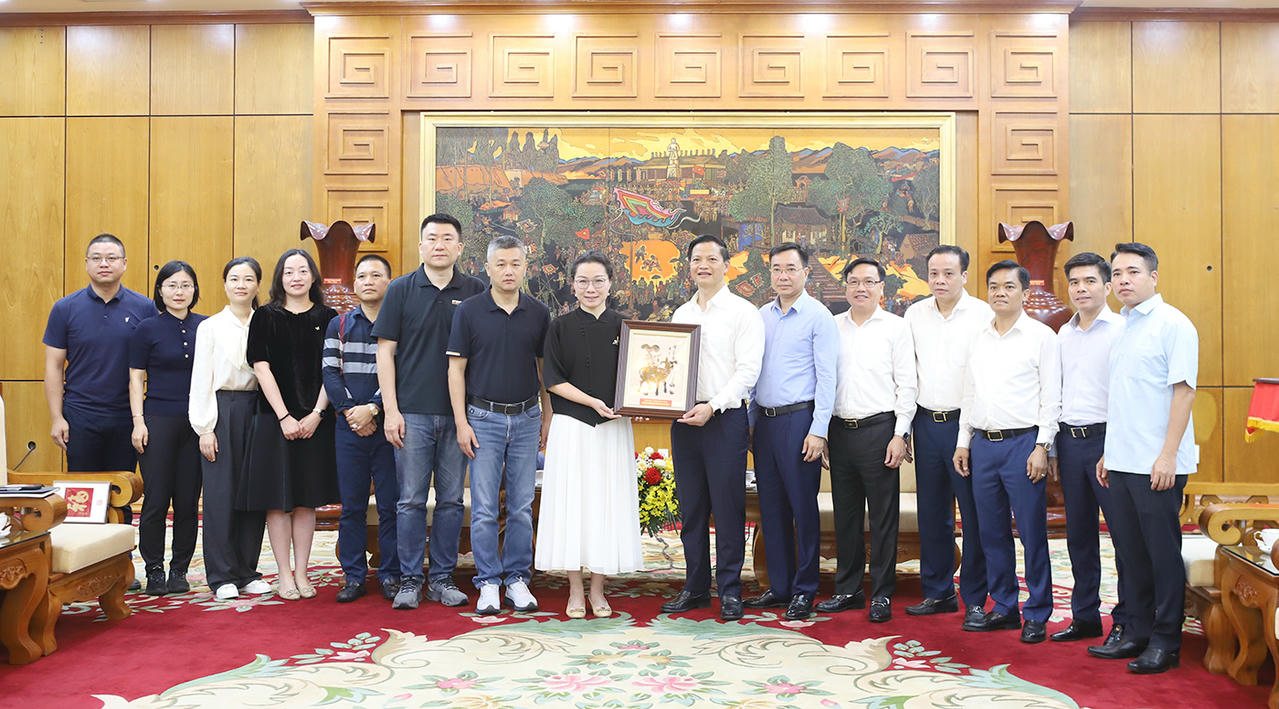 Nhân dịp này, Chủ tịch UBND tỉnh Bắc Ninh Vương Quốc Tuấn đã tặng bà Shilei bức tranh dân gian Đông Hồ, biểu tượng cho nét văn hoá đặc sắc của địa phương.