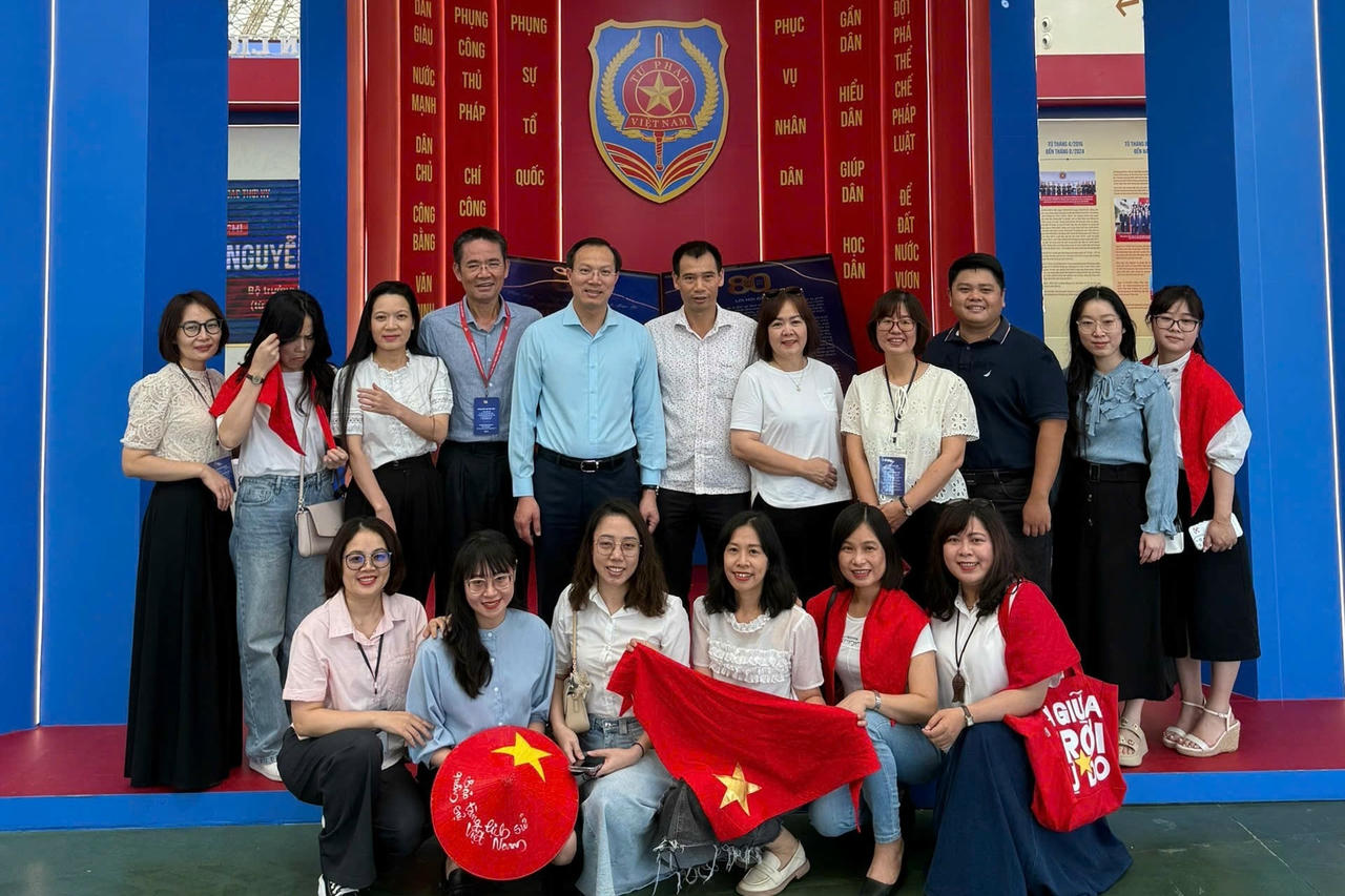 TS Đoàn Trung Kiên, Phó Chủ tịch UBND tỉnh Tây Ninh tham quan Triển lãm.