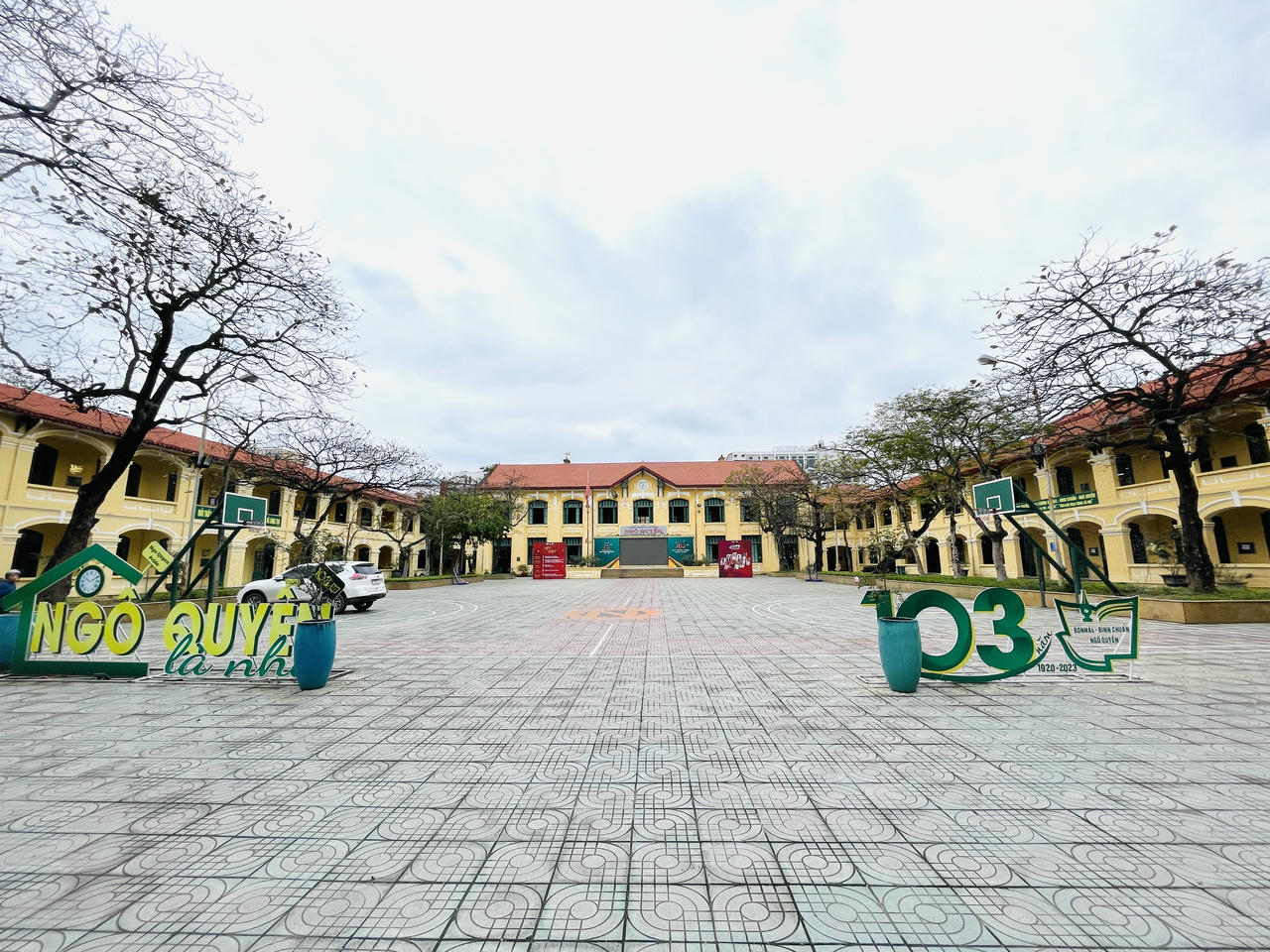 Đây là ngôi trường trung học đầu tiên của miền Duyên hải Bắc bộ và cũng là một trong số ít ngôi trường trung học đầu tiên của Việt Nam do người Pháp xây dựng. (Ảnh chụp năm 2024)
