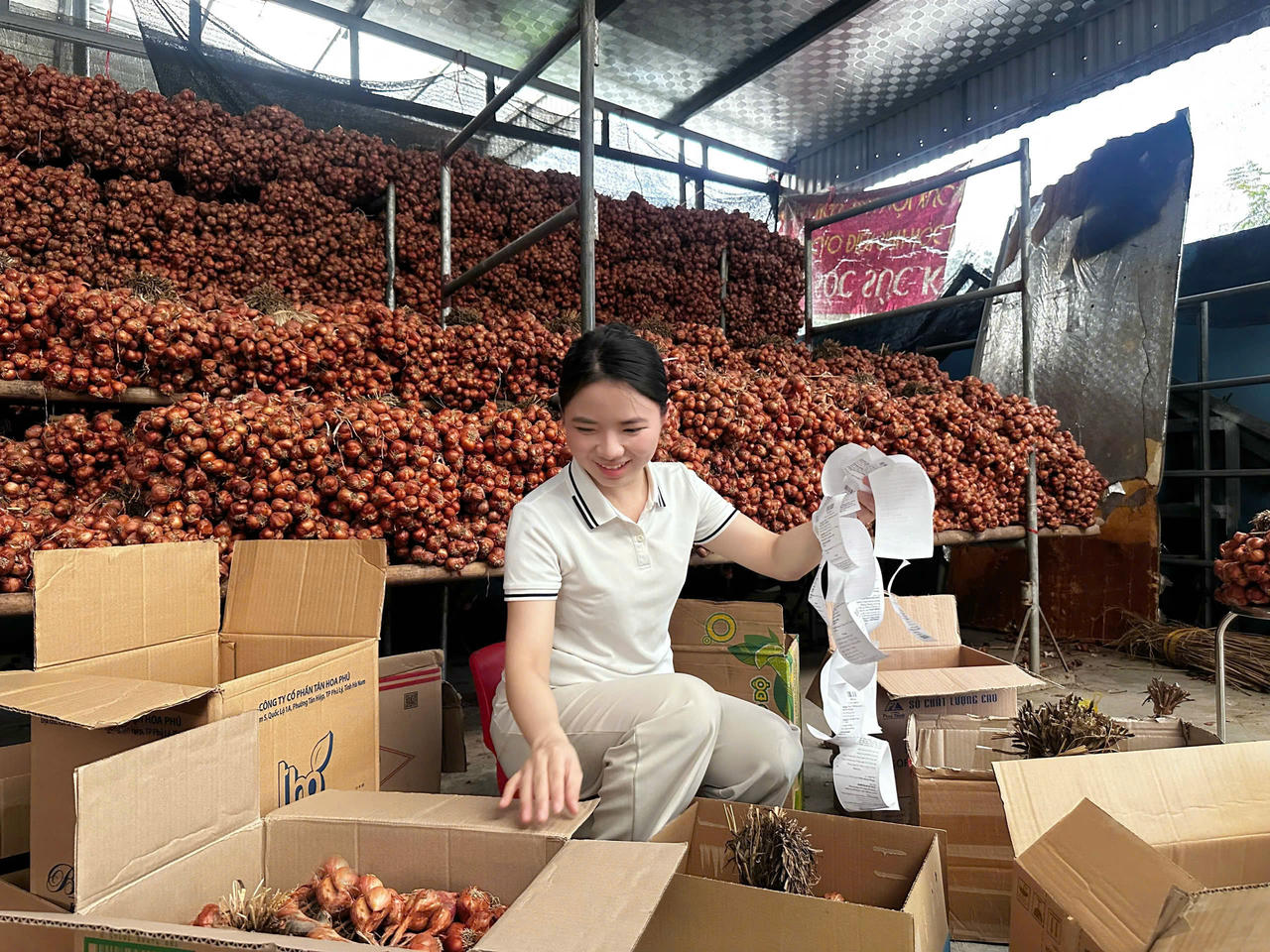 “Điện thoại bây giờ không chỉ để nghe gọi, mà còn là phương tiện để mình tạo ra một phiên chợ online rộng lớn, nơi hành tỏi quê mình có thể đến tay người tiêu dùng khắp mọi miền…” - chị Mai chia sẻ.