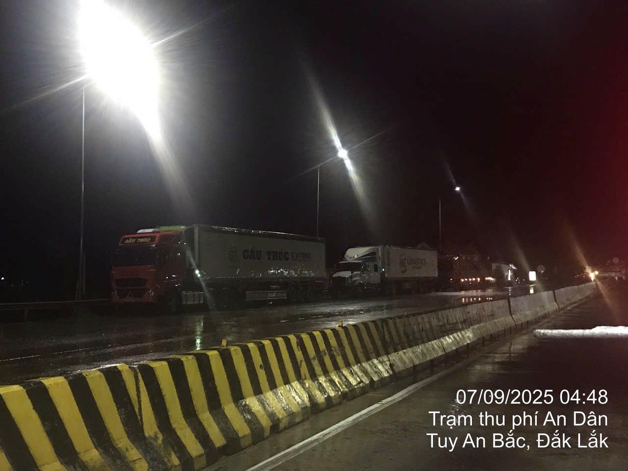 Báo động tình trạng dừng đỗ xe sai quy định dọc tuyến đường dẫn vào hầm Đèo Cả