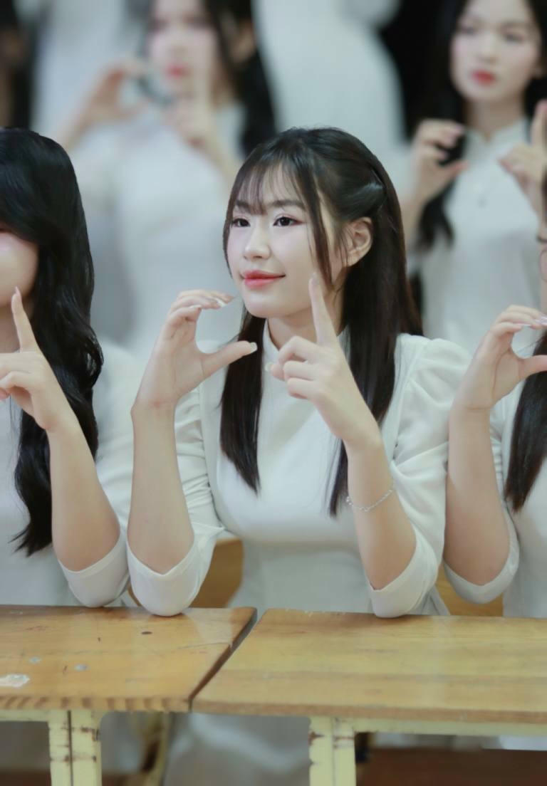 Em Đào Phương Anh - thủ khoa khối C00 Trường Trung học phổ thông Vân Tảo trúng tuyển ngành Luật của Học viện Tòa Án. Ảnh: NVCC