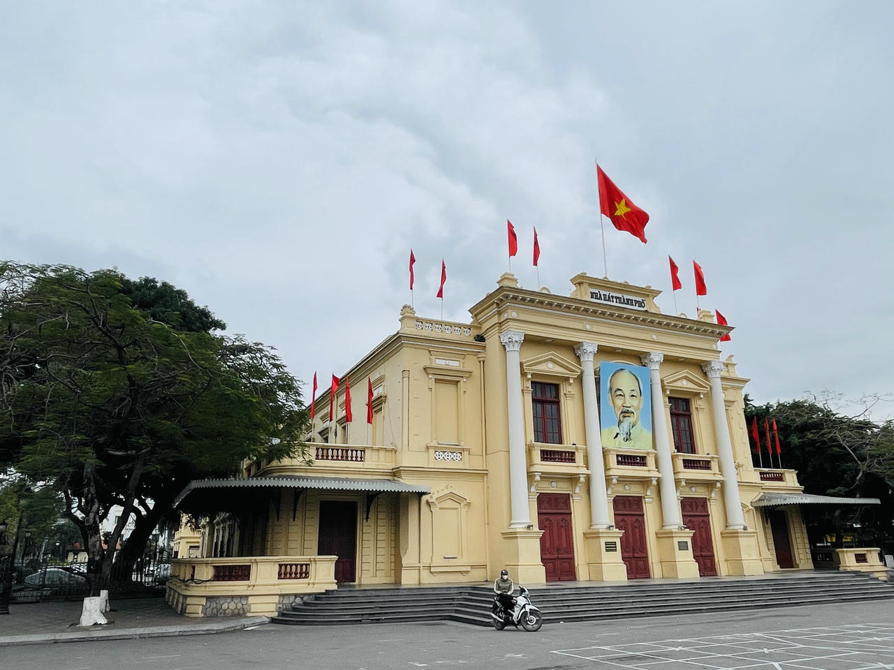 Khởi công xây dựng năm 1898, hoàn thành tháng 11 năm 1900, Nhà hát thành phố Hải Phòng (mà người dân quen gọi theo tên cũ là Nhà hát Lớn), năm nay vừa tròn 125 tuổi.