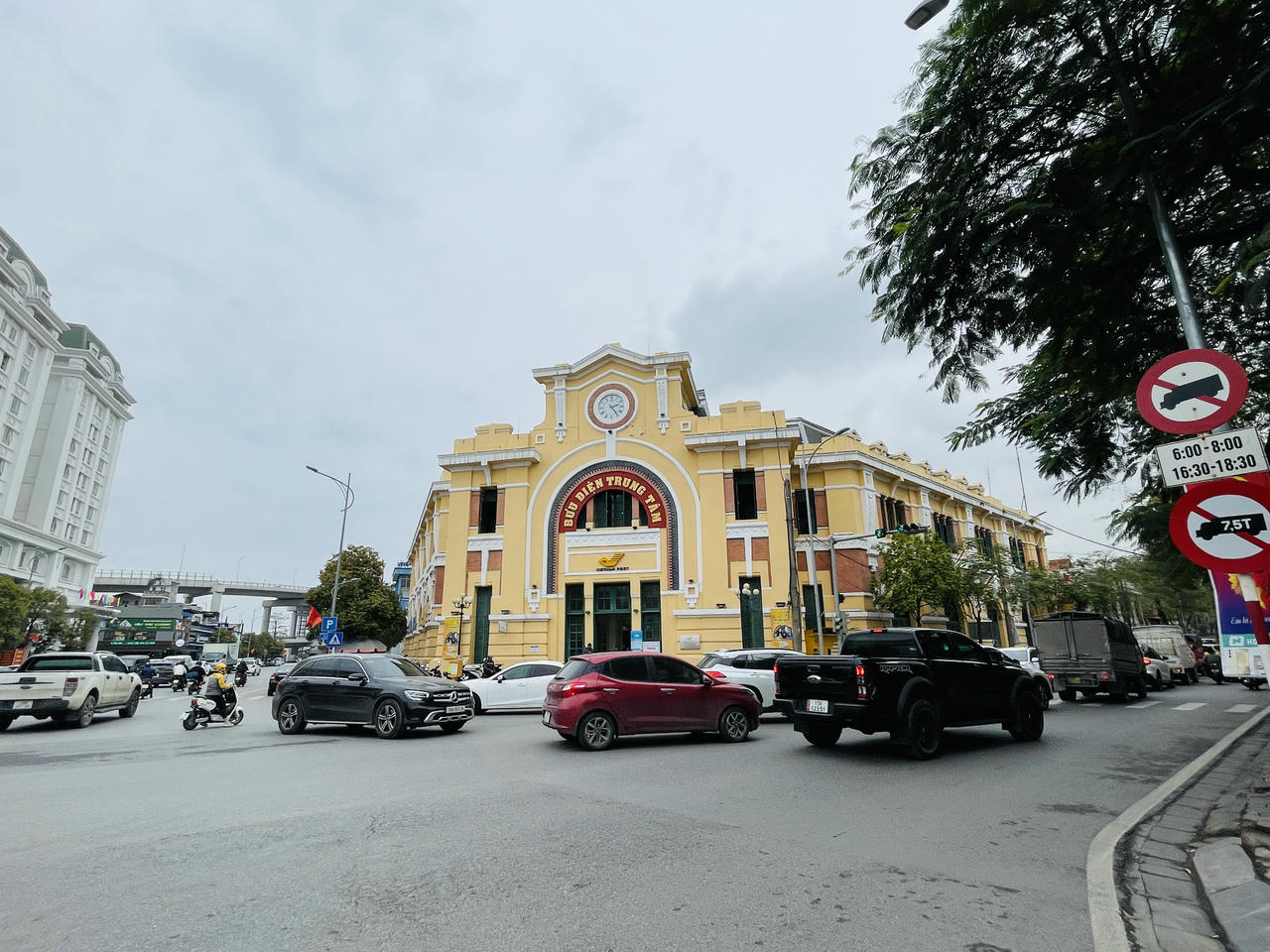 Bưu điện Trung tâm Hải Phòng, địa chỉ tại số 5 đường Nguyễn Tri Phương. Ngày 28/01/2005, Ủy ban Nhân dân thành phố Hải Phòng cấp bằng công nhận Bưu điện Hải Phòng là Di tích lịch sử kháng chiến cấp thành phố.