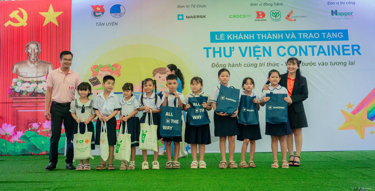 Ông Trần Quang Vinh - Đại diện C.P. Việt Nam trao tặng phần quà cho các em học sinh khó khăn