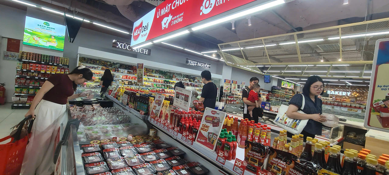 Khách hàng tìm mua thịt mát MEADeli, tương ớt Chin-su... (Ảnh: Minh Hữu).