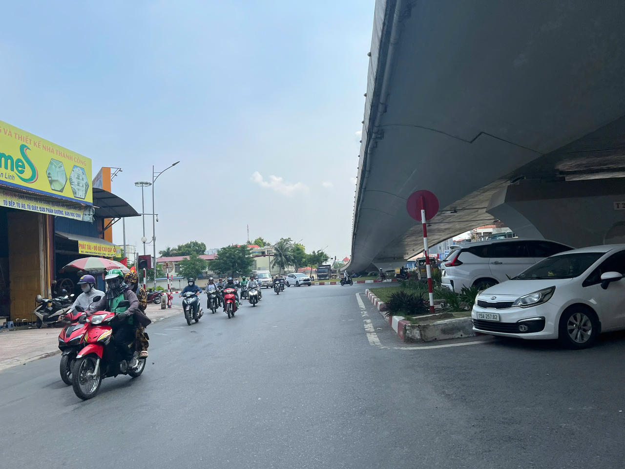 UBND TP nhấn mạnh, tuyệt đối không để xảy ra tình trạng lấn chiếm hành lang an toàn, sử dụng đất đường bộ sai mục đích, gây ảnh hưởng đến an toàn giao thông. (Ảnh: Gầm cầm vượt Nguyễn Văn Linh)