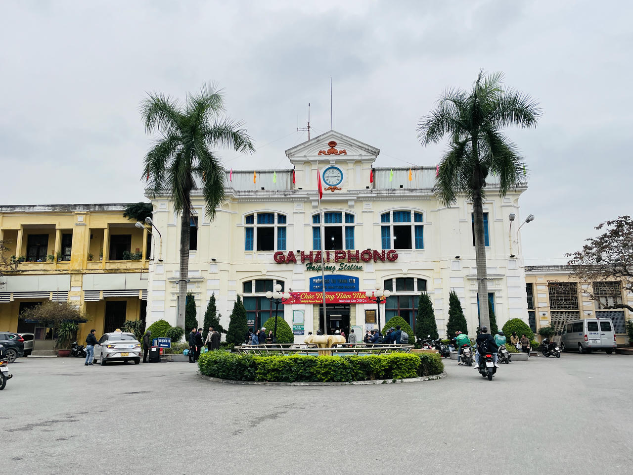 Xây dựng từ năm 1902, ga Hải Phòng là một trong những nhà ga cổ kính và có giá trị lịch sử bậc nhất của ngành đường sắt. Ngày 21/10/1946, chuyến tàu khởi hành từ nơi đây đã đưa Chủ tịch Hồ Chí Minh trở về Thủ đô Hà Nội sau khi tham dự hội nghị Fontainebleau tại Pháp.