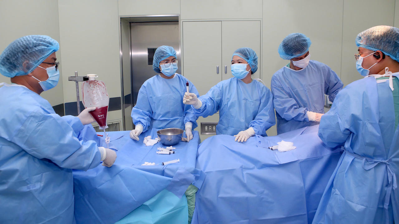 Ê-kíp của BVTW Huế thực hiện ca ghép tủy cho bệnh nhi C, nguồn tủy lấy từ mẹ 