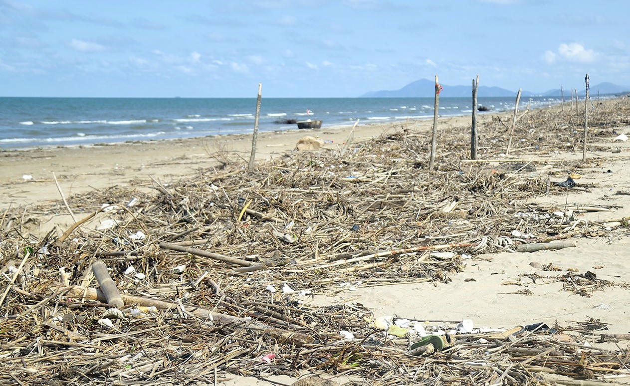 Sau bão số 5 và số 6, một lượng rác thải khổng lồ trôi dạt vào các bãi biển Hà Tĩnh, gây ô nhiễm môi trường nghiêm trọng.