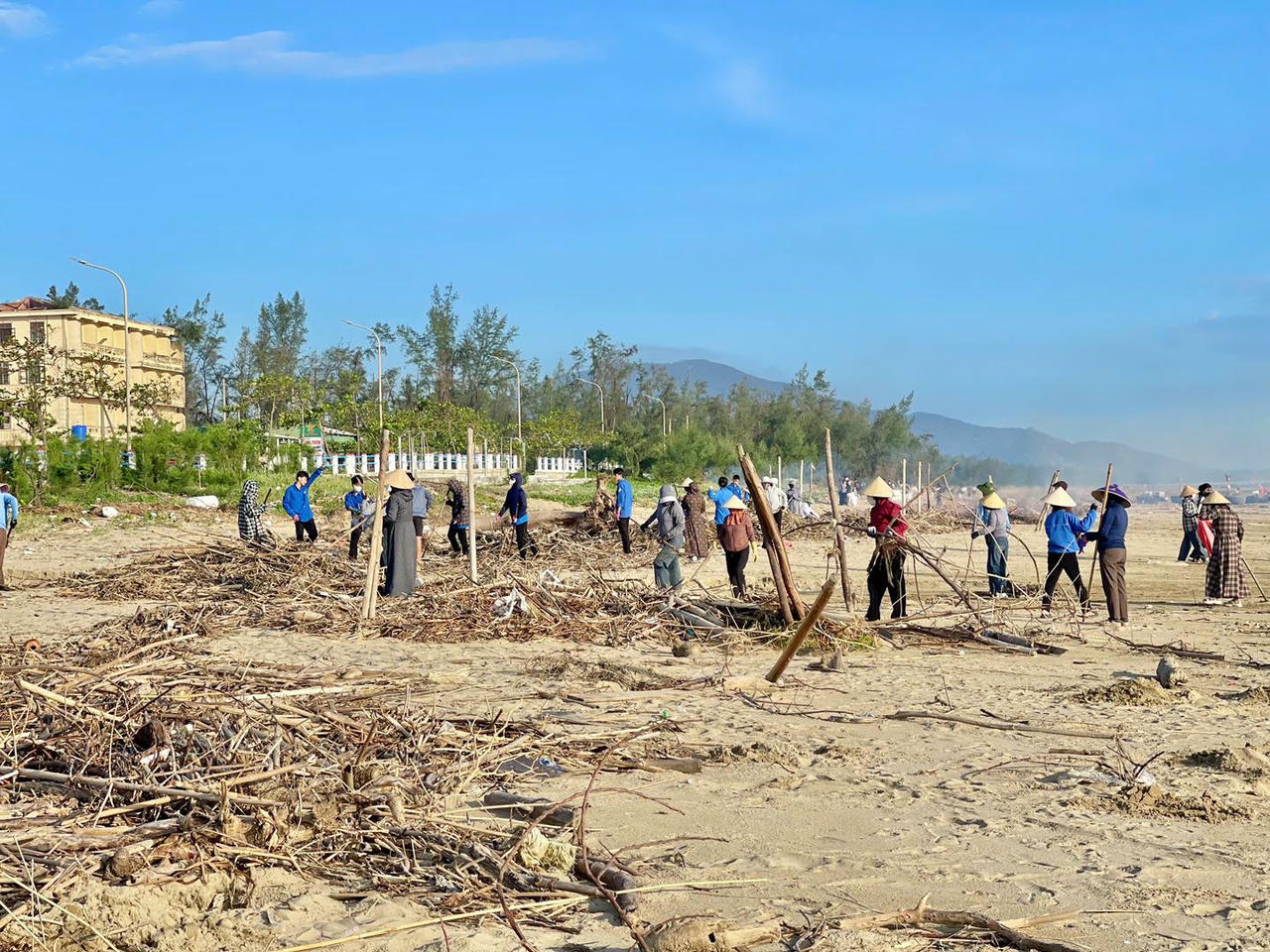 Khối lượng rác quá lớn khiến công tác thu gom, xử lý tốn nhiều thời gian và công sức. Tuy vậy, các lực lượng vẫn tích cực cào dọn, phân loại và vận chuyển rác đến điểm tập kết và xử lý.