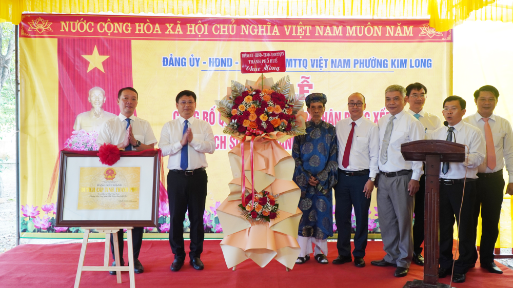 Lãnh đạo thành phố tặng hoa chúc mừng tại buổi lễ.