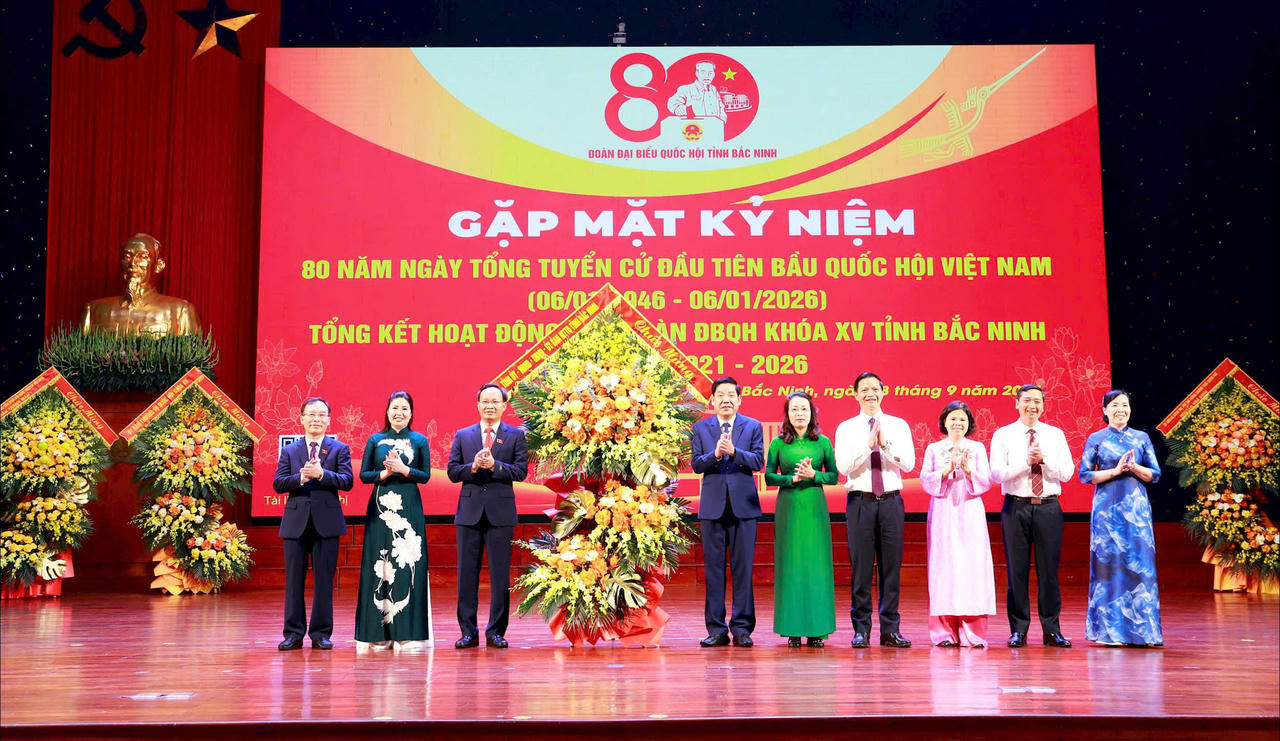 Thường trực Tỉnh uỷ Bắc Ninh tặng hoa chúc mừng Đoàn ĐBQH  tỉnh Bắc Ninh Khoá XV.